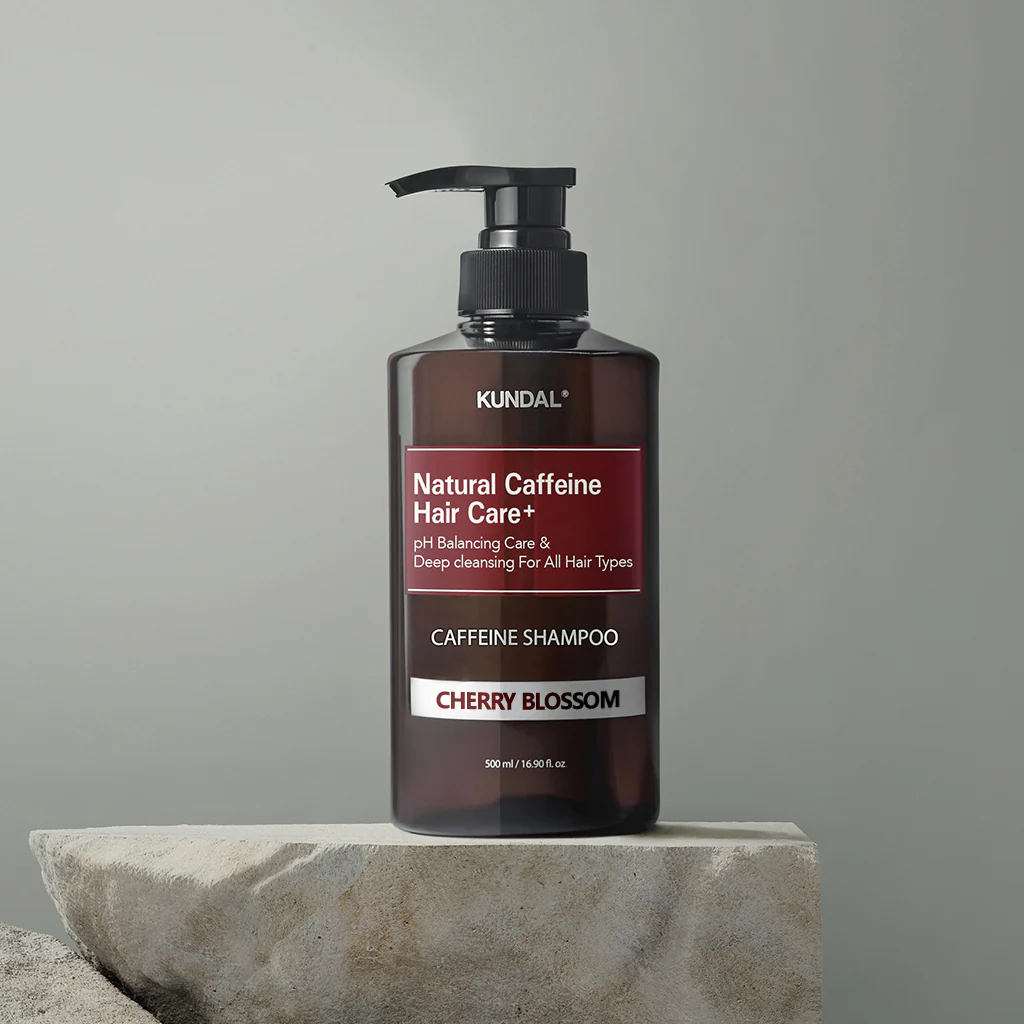 KUNDAL NATURAL CAFFEINE HAIR CARE+ Oczyszczający szampon do włosów ze skłonnością do wypadania, Cherry Blossom 500 ml - Image 3