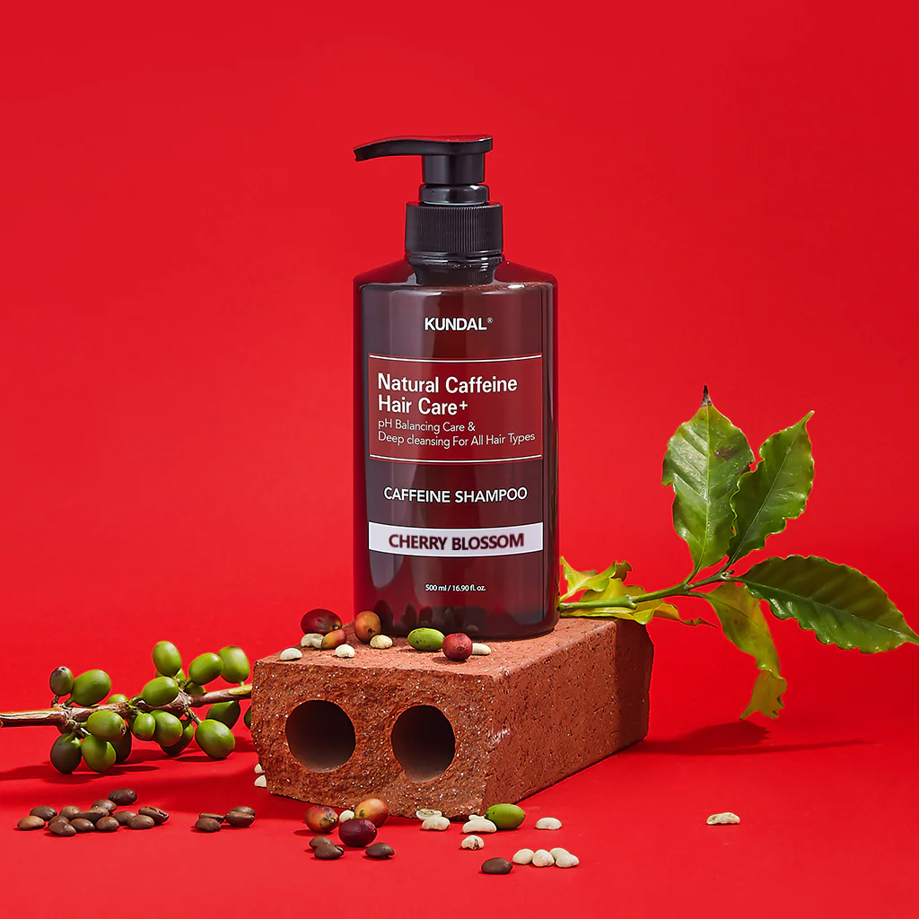 KUNDAL NATURAL CAFFEINE HAIR CARE+ Oczyszczający szampon do włosów ze skłonnością do wypadania, Cherry Blossom 500 ml - Image 4