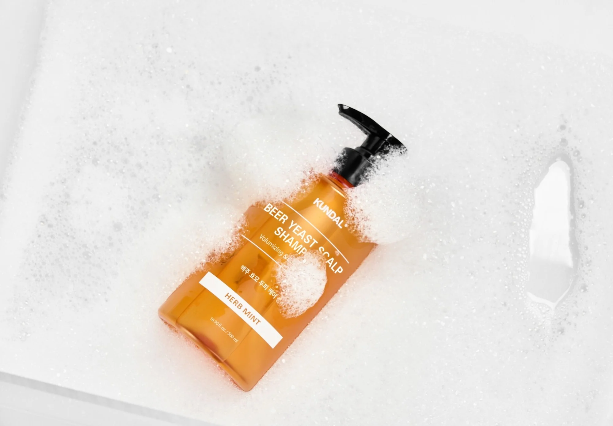 KUNDAL HAIR LOSS RELIEF Szampon z drożdżami jęczmiennymi ograniczający wypadanie włosów, Herb Mint 500 ml - Image 2