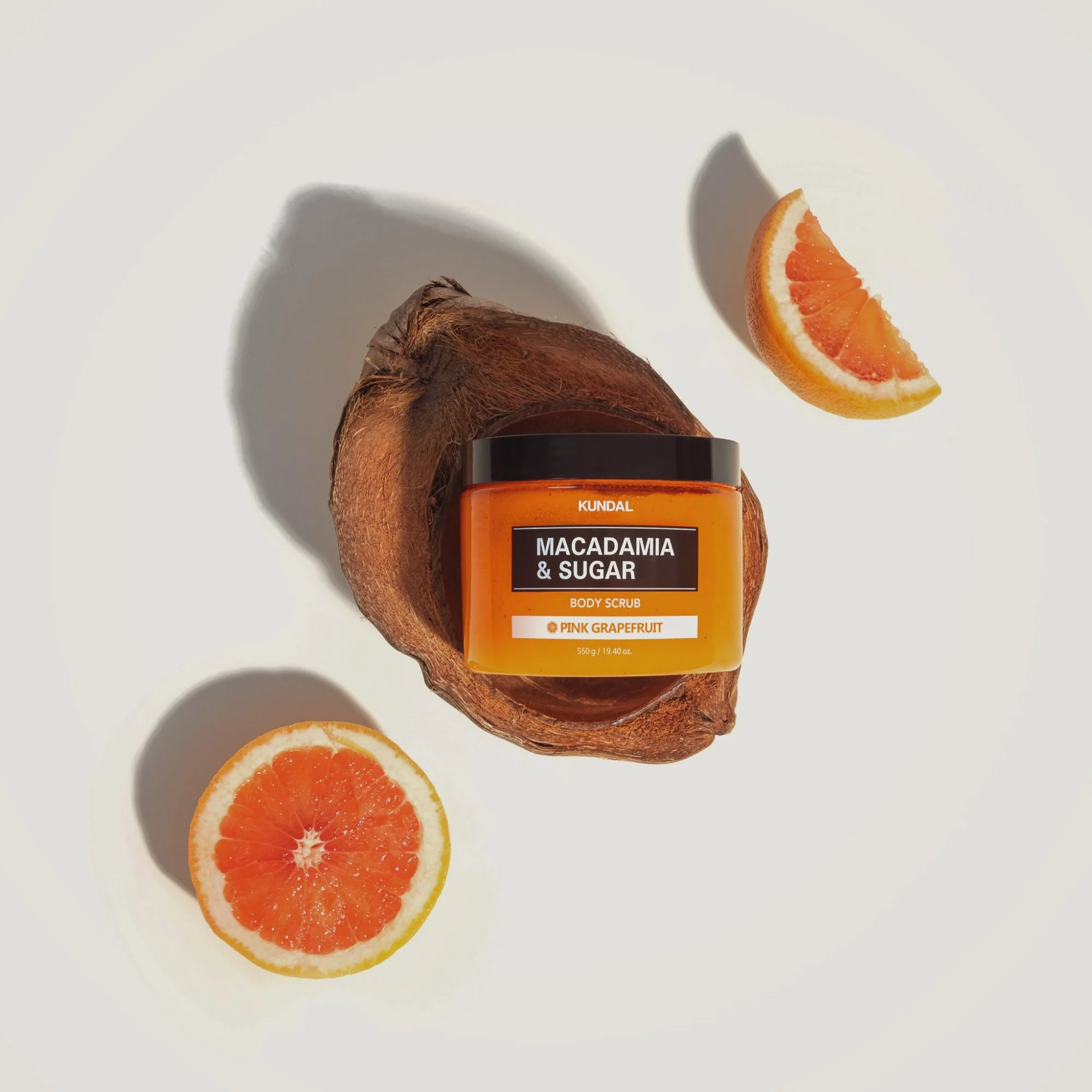 KUNDAL MACADAMIA & SUGAR BODY SCRUB Cukrowy peeling do ciała Pink Grapefruit 550 g - Image 2