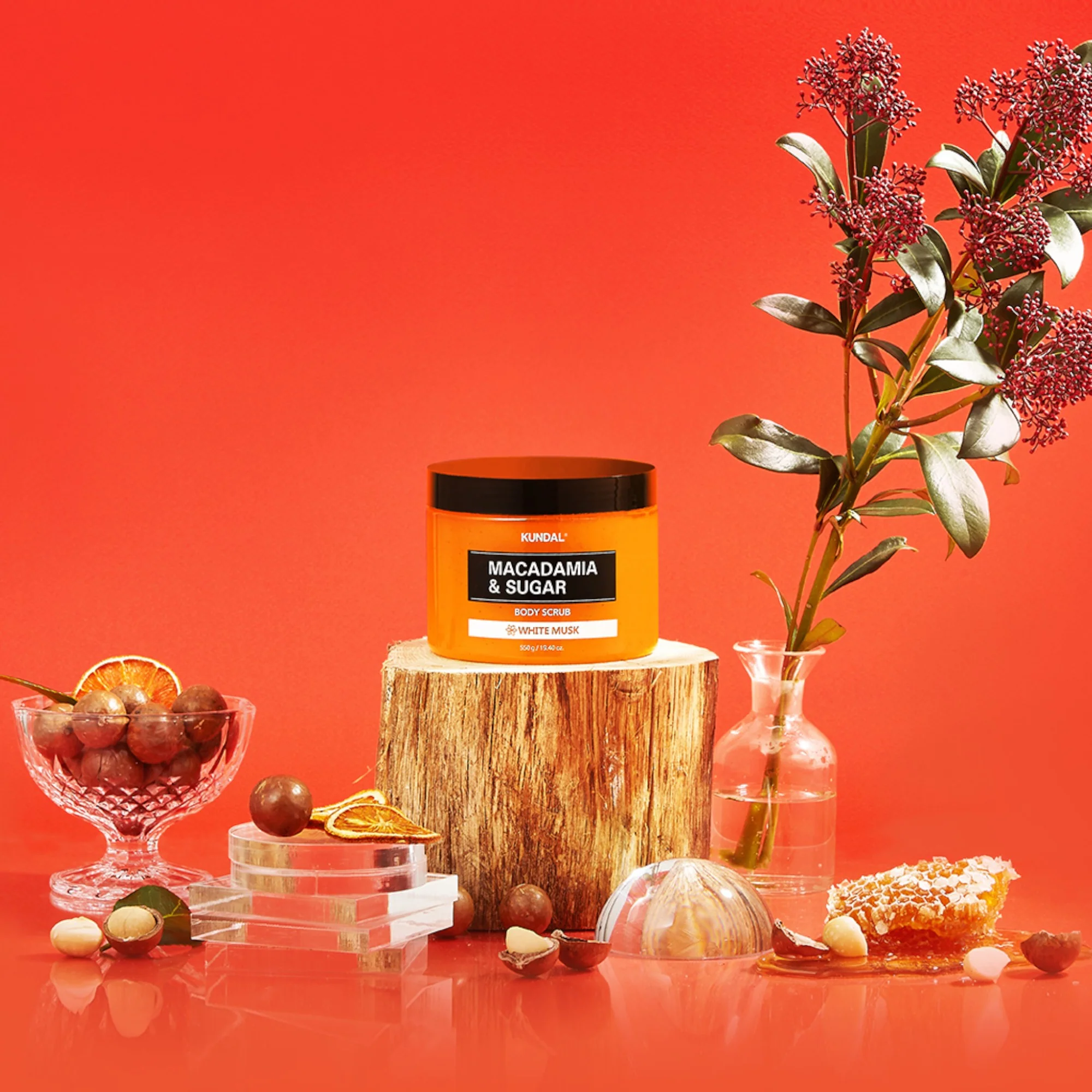 KUNDAL MACADAMIA & SUGAR BODY SCRUB Cukrowy peeling do ciała White Musk 550 g - Image 3