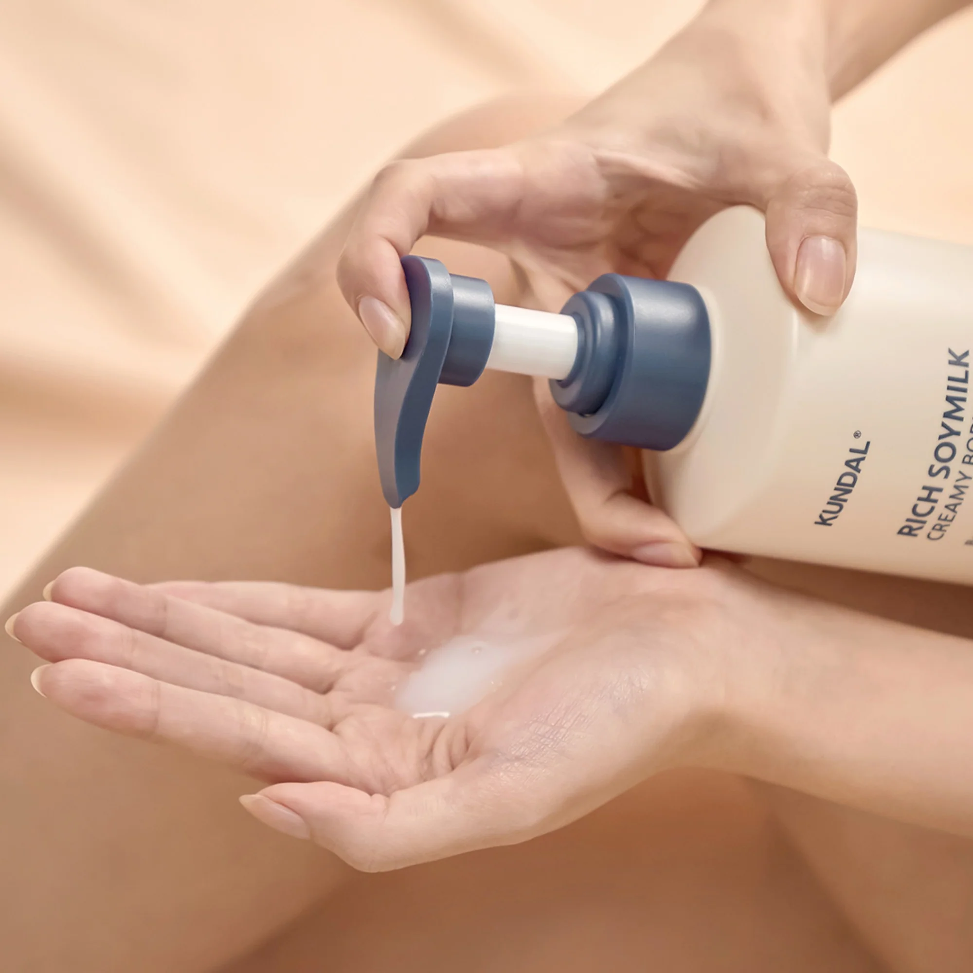 KUNDAL RICH SOYMILK CREAM Nawilżające mleczko pod prysznic Mellow Vanilla 500 ml - Image 5