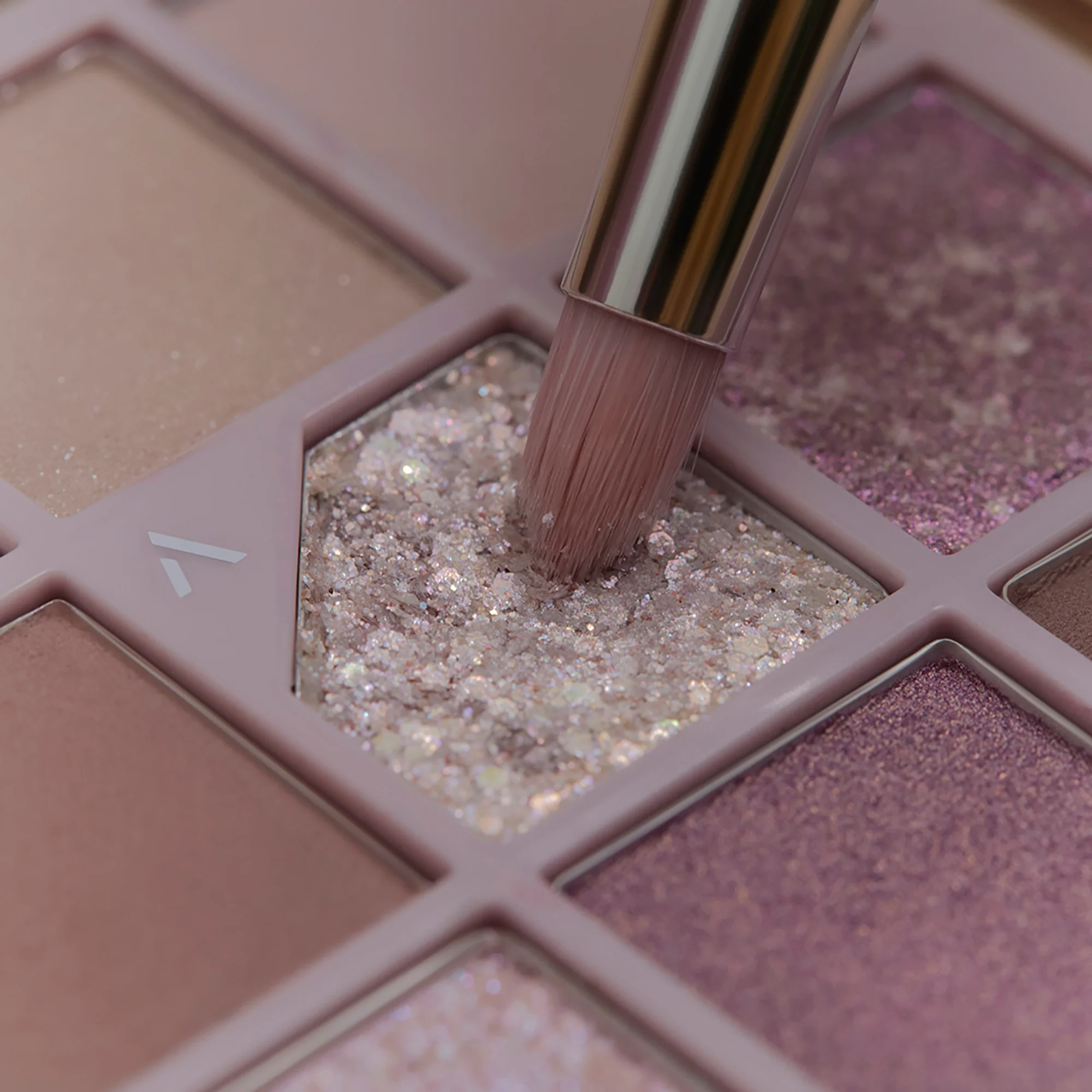 UNLEASHIA GLITTERPEDIA Wegańska paleta cieni do powiek No.4 All of Lavender Fog 6,2 g - Image 3